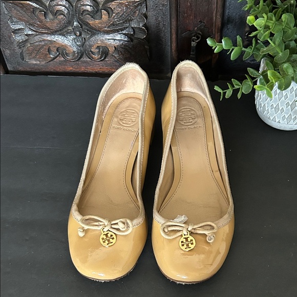 TORY BURCH Chelsea Nude Ballet
Heels Pumps Patent Leather Bow
Charm - Picture 3 of 15